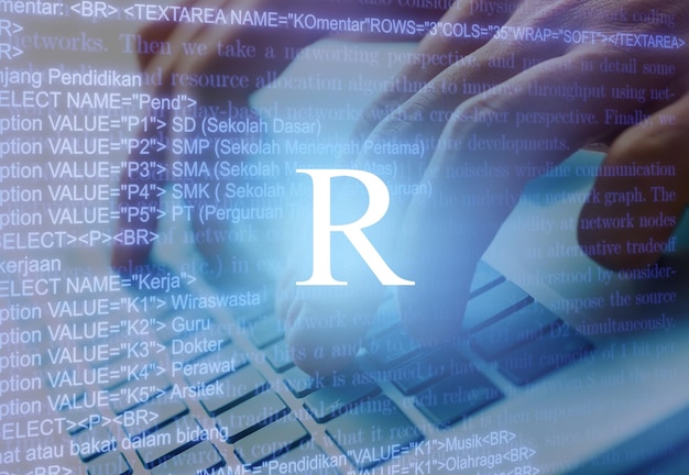 Inscription en langage de programmation R sur fond d'ordinateur portable et de code.