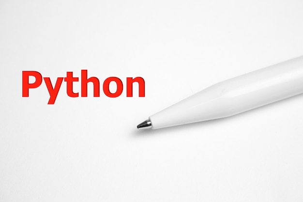 L'inscription langue PYTHON sur fond blanc.