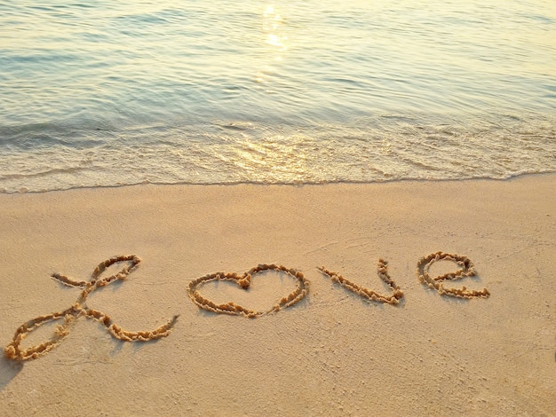 Inscription "LOVE" dans le sable sur une île tropicale, Maldives.
