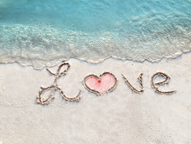 Inscription "LOVE" dans le sable sur une île tropicale, Maldives.