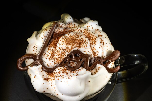 Inscription Love, imprimée en chocolat, sur une imprimante 3D, sur une tasse avec du latte