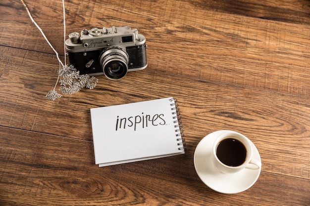 Photo l'inscription en ce moment une tasse de café et un vieil appareil photo