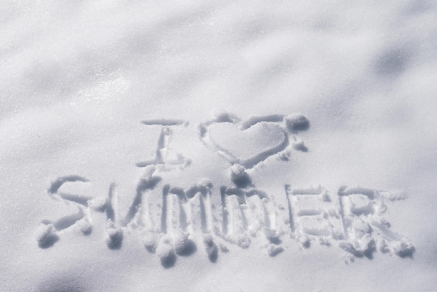 L'inscription sur la neige J'aime l'été Le rêve de vacances chaleureuses