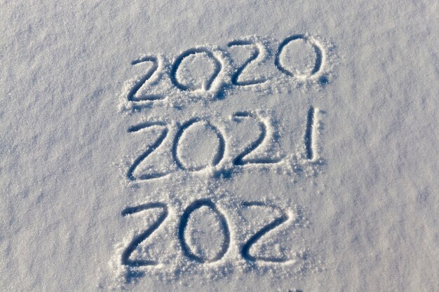 L'inscription sur le nouvel an 2022 sur la neige en hiver, les inscriptions sur le nouvel an la saison hivernale de fin 2021 et le début de 2022