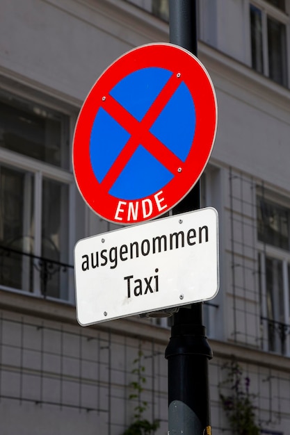 L'inscription sur le panneau routier Le stationnement et l'arrêt sont interdits en allemand