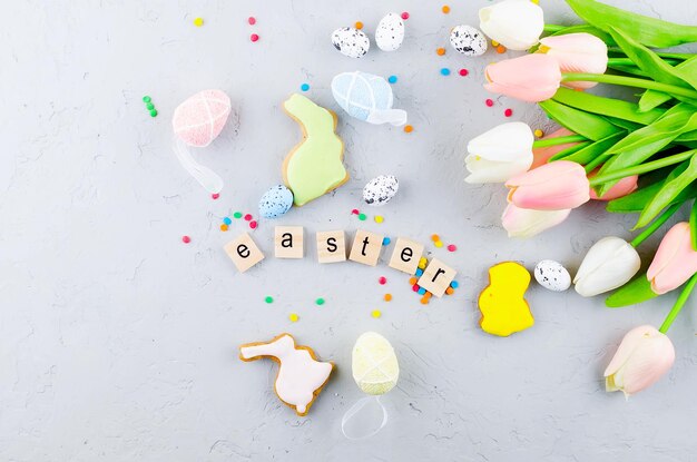 inscription Pâques en lettres de bois Pâques biscuits de pain d'épice colorés petits œufs décoratifs