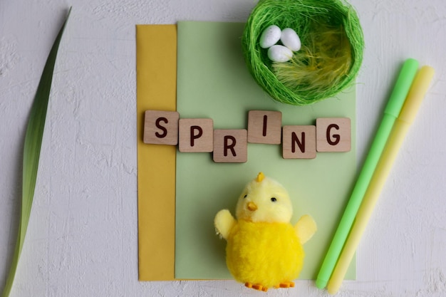 Inscription printemps et articles de Pâques sur fond blanc