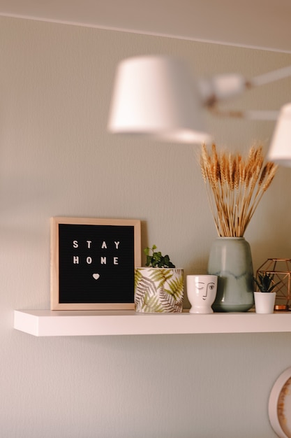 Photo l'inscription «restez à la maison» sur un panneau noir à l'intérieur de la maison