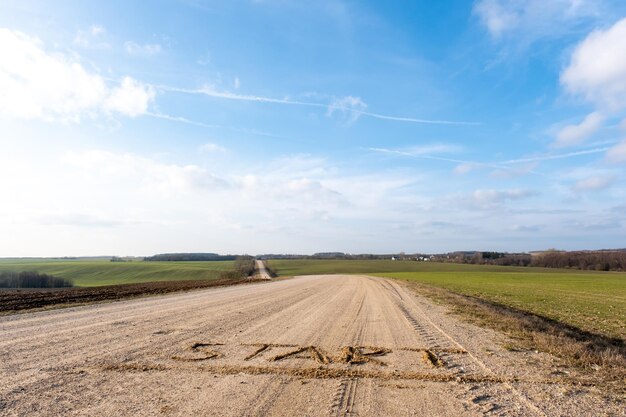 Inscription sur une route de terre les mots commencent