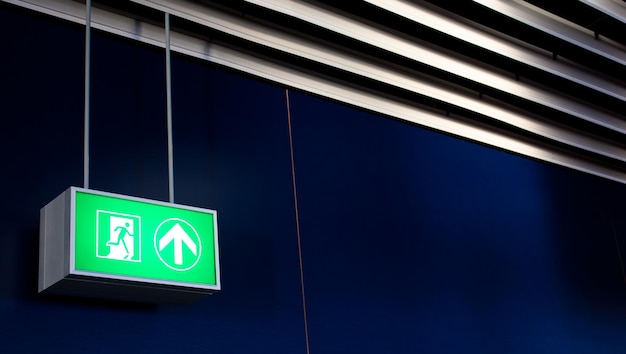 Inscription sur la sortie de secours sur le mur