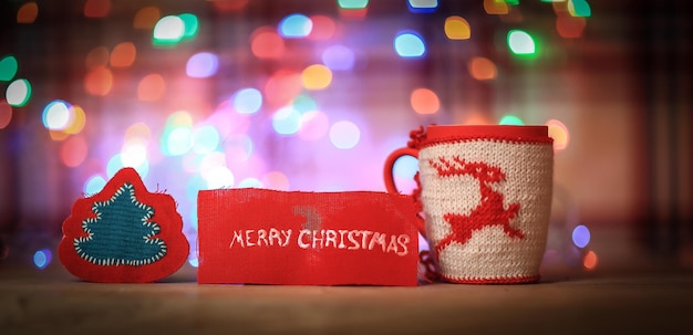 Inscription de tasse de Noël joyeux Noël sur un b flou festif