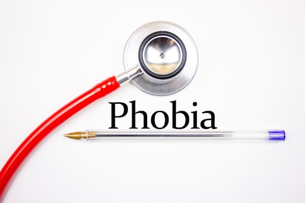 Inscription de texte PHOBIA sur un fond blanc avec un stéthoscope Concept médical de phobie