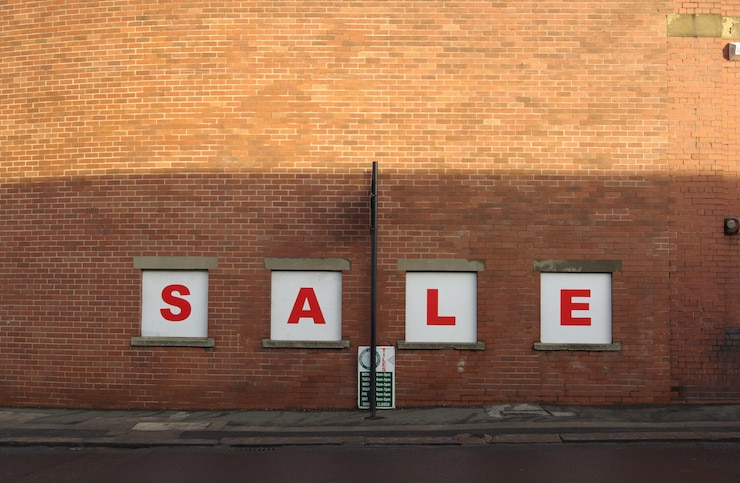 Photo inscription de vente sur un mur en brique