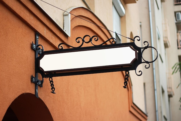 Inscription vintage montée sur un mur pour la publicité Modèle pour l'image de marque du logo et l'identité d'entreprise du café-restaurant
