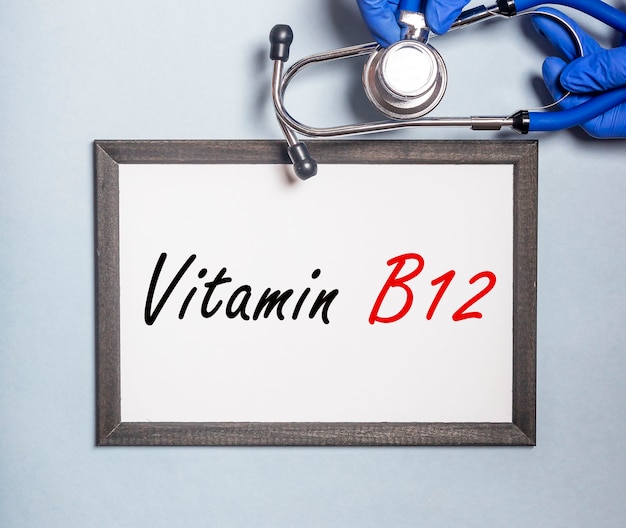 Inscription de la vitamine B12, soins de santé avec des vitamines.