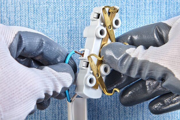 Insertion du câblage en cuivre dans le câblage électrique de la maison, installation électrique.