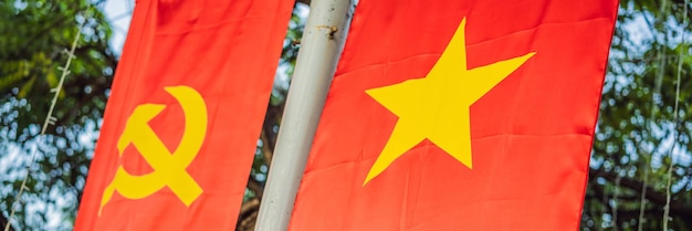 Photo insignes communistes sur le marteau à faucille rouge et l'étoile urss vietnam chine bannière de long format