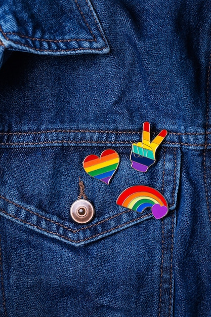 Insignes de drapeau lgbtq arc-en-ciel contre le mois de la fierté de fond denim