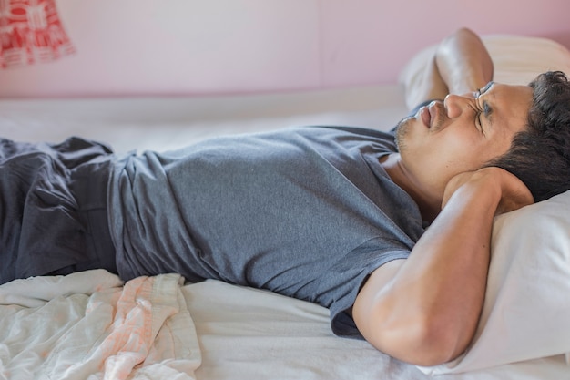 Insomnie de l&#39;homme dans la chambre