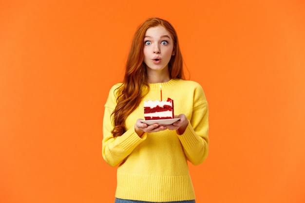 Insouciante rêveuse mignonne rousse faisant souhait, maquillage rapidement envie de souffler la bougie