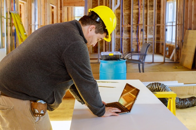 Inspecteur dans une nouvelle maison de construction avec tablette prenant des notes