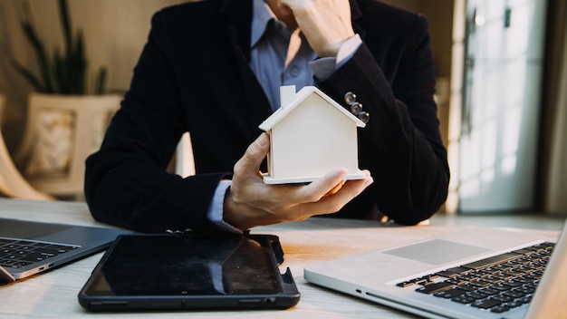 Inspecteur financier faisant rapportagent d'assurance analysant le prêt d'investissement immobilier dans la salle de bureau