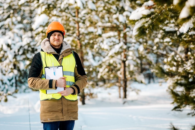 L'inspecteur forestier inspecte les terrains forestiers