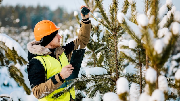 L'inspecteur forestier inspecte les terrains forestiers