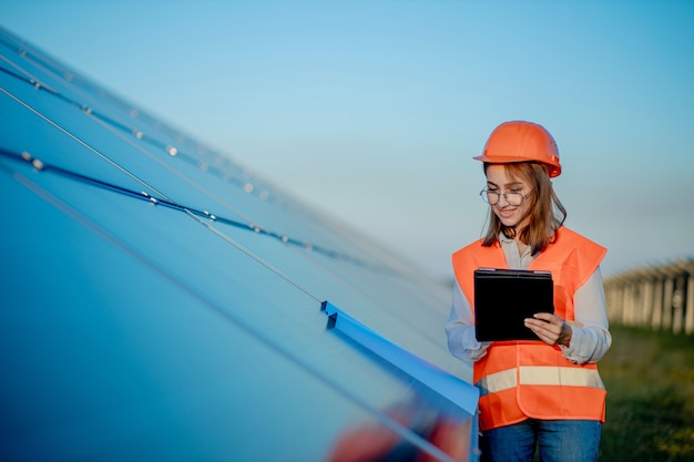 Inspecteur Ingénieur Femme Tenant Une Tablette Numérique Travaillant Dans Des Panneaux Solaires