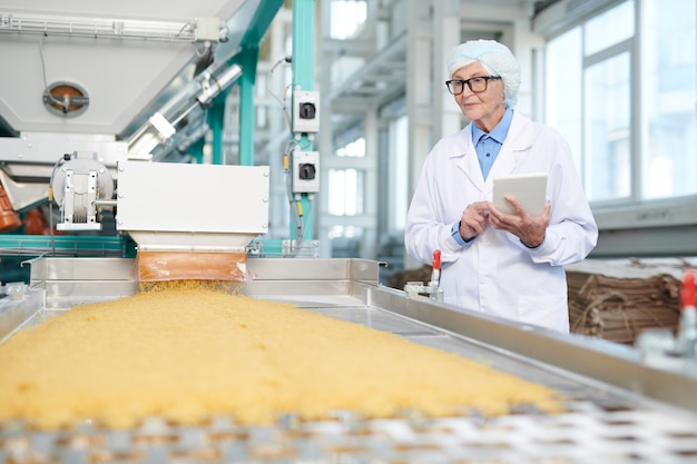 Inspecteur principal féminin à l'usine