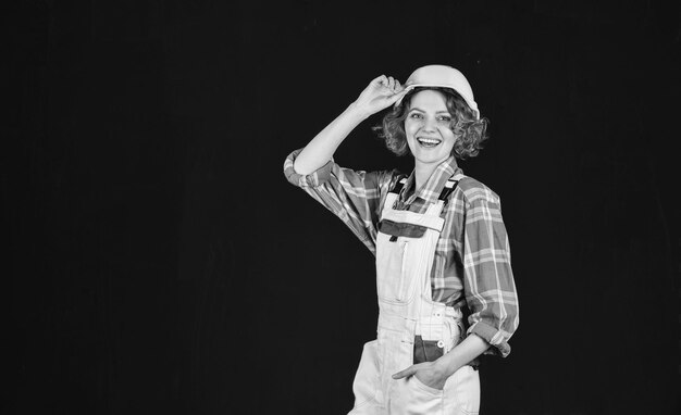 Inspecteur de la qualité Emploi dans la construction Ouvrier du bâtiment Femme constructeur avec casque Fille ingénieur ou architecte Rénovation domiciliaire Dame sur le chantier Ouvrière d'entrepôt