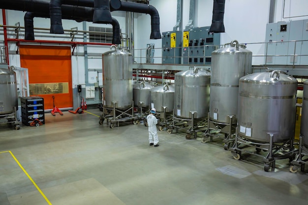 Inspection du travail masculin réservoirs verticaux en acier inoxydable réservoir d'équipement d'usine cave chimique à la roue de défilement réservoirs en acier inoxydable réservoir de mélange à l'usine de salle de contrôle