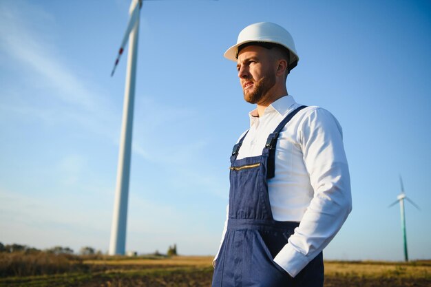 Inspection de l'ingénieur du moulin à vent et vérification de l'avancement de l'éolienne