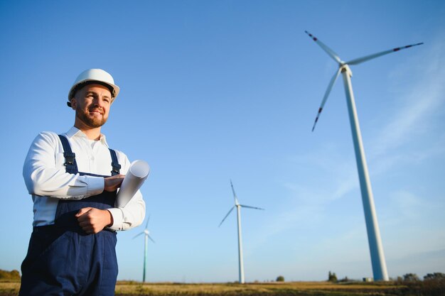 Inspection de l'ingénieur du moulin à vent et vérification de l'avancement de l'éolienne