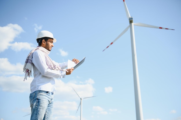 Inspection d'un ingénieur d'éolienne et vérification des progrès de l'éolienne