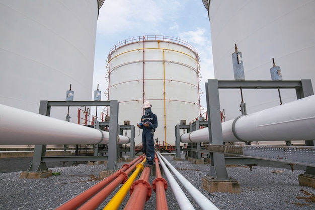 Photo inspection des travailleurs masculins au tuyau à bride de l'industrie pétrolière et gazière