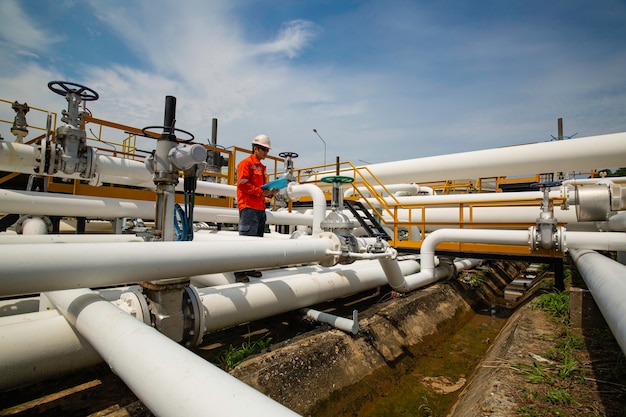 Inspection des travailleurs masculins à la vanne de l'industrie pétrolière et gazière du pipeline de contrôle visuel
