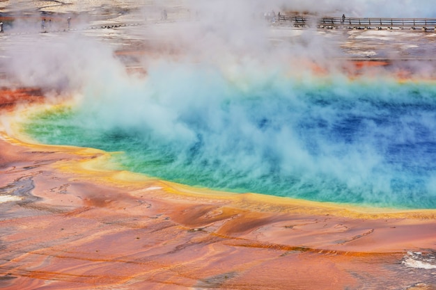 Inspirant naturel. Piscines et champs de geysers dans le parc national de Yellowstone, USA.