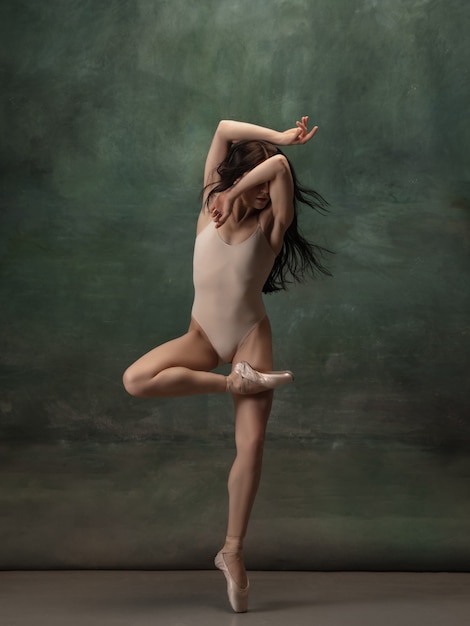 Inspiration Ballerine classique gracieuse dansant sur fond de studio sombre Body pastel