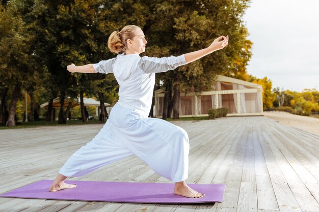 Inspiré de la jeune femme pratiquant le yoga asanas près de l'eau