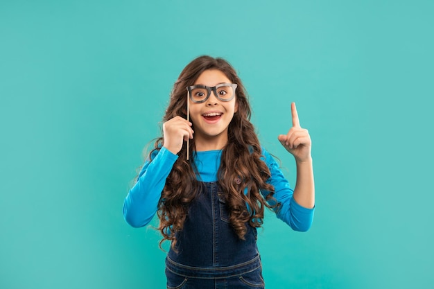 Inspiré par l'idée. enfant drôle étonné avec des lunettes. fêtard adolescent. l'heure de la fête.