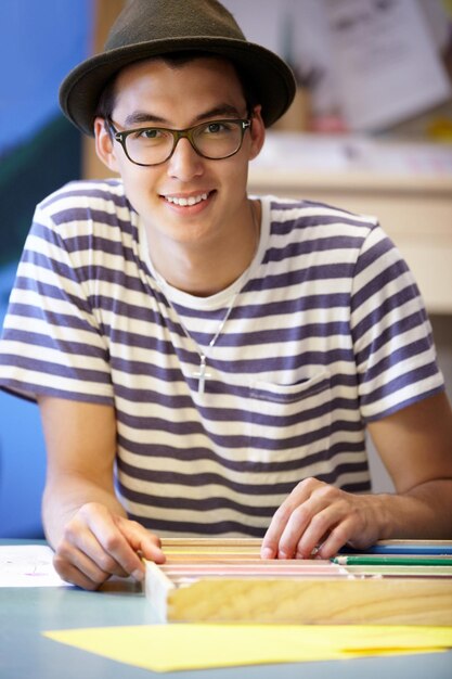 Inspiré pour être créatif Les jeunes enseignants aident assis à un bureau devant du papier à lettres