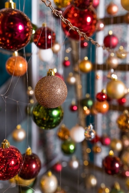 Installation D'art D'arbre De Noël Faite Avec Des Guirlandes Lumineuses Et Des Boules De Noël Suspendues à Des Fils