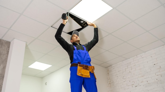 Installation au plafond avec des techniciens experts Dans la pièce en cours de construction.