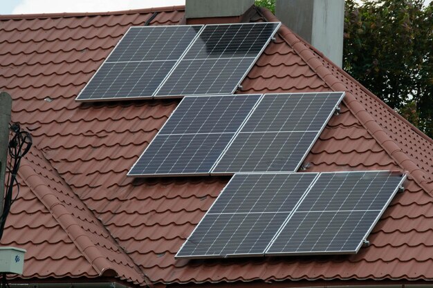 Installation d'une cellule solaire sur un toit