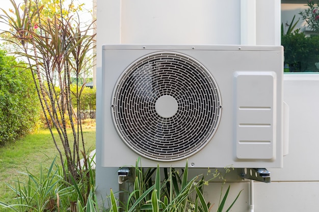 Installation du compresseur de l'unité de climatisation extérieure à l'extérieur de la maison