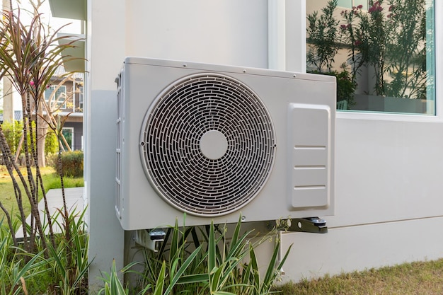 Installation du compresseur de l'unité de climatisation extérieure à l'extérieur de la maison