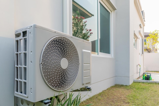 Installation du compresseur de l'unité de climatisation extérieure à l'extérieur de la maison