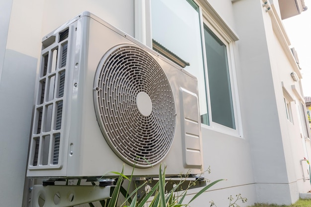 Installation du compresseur d'unité extérieure de climatisation à l'extérieur de la maison