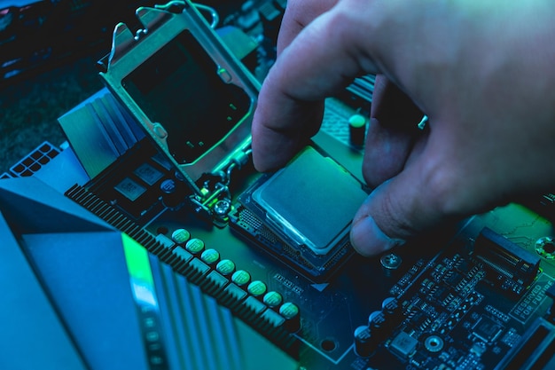 Photo installation du cpu sur le socket de la carte mère